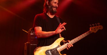 Киану Ривз выступил со своей рок-группой Dogstar в Голливуде