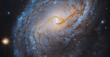 Яскрава "синя" галактика належить одночасно до різних видів: новий знімок телескопа Габбл (фото)