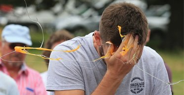 Экстремальный вид спорта: в Британии прошел чемпионат по метанию яиц (видео)