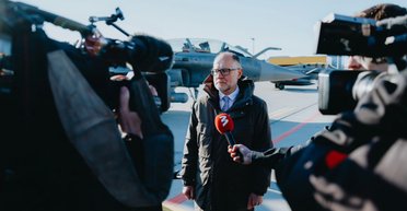 "Потерял доверие": министр обороны Латвии подал в отставку после прилета дронов из РФ
