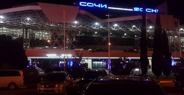 Закрыты аэропорты, раздаются взрывы: российские города-курорты оказались под атакой дронов (видео)