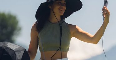 Шляпа EcoFlow заряжает смартфон: как работает самая странная солнечная панель в мире (видео)