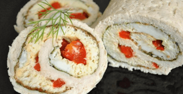 Рулет із курячого філе з болгарським перцем і омлетом: рецепт святкової закуски