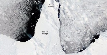 Не вистачило трохи до ювілею: найбільший айсберг у світі розсипався на шматки (фото)