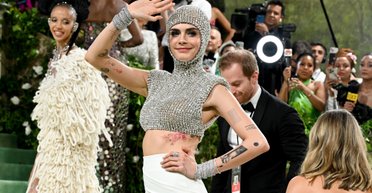 У "кольчузі" з капюшоном: Кара Делевінь у дивному вбранні відвідала Met Gala 2024 (фото)