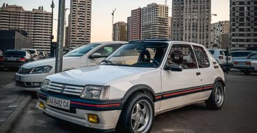 Карманная ракета: в Киеве заметили знаменитый спортивный Peugeot 80-х (фото)