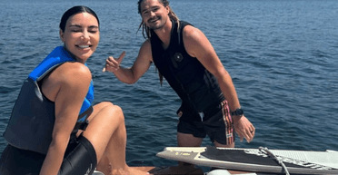 "Перший раз у житті": Кім Кардаш'ян взяла уроки вейкбордингу в чемпіона світу (фото, відео)