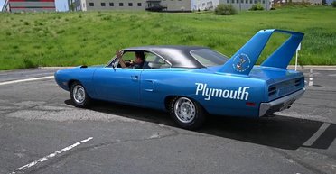 Капсула часу за мільйон: культовий спорткар 70-х простояв понад 30 років у сараї (відео)