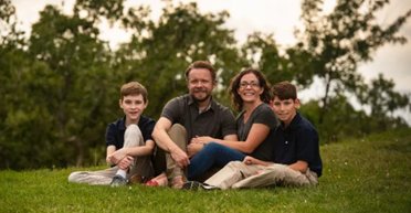 Жінка зробила тест ДНК заради розваги, а потім зрозуміла, що виховує чужого сина