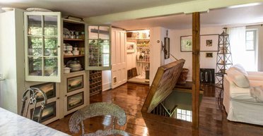 "Закриті не просто так": жінка під час ремонту знайшла у стіні секретні двері (відео)