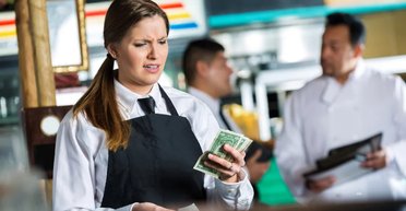 Мужчина оставил малые чаевые после свидания: реакция официантки была неожиданной