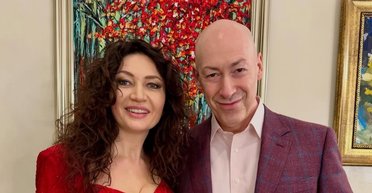 Жена Гордона показалась с новой прической: говорит, что ее теперь не узнают (фото)