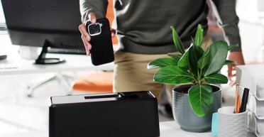 Зарядит смартфон за 2 секунды: как работает необычное устройство-"тостер" (видео)