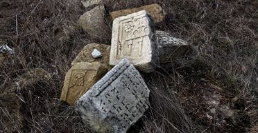 Кладбищенская история. В Тернопольской области нашли сотни разрушенных еврейских надгробий