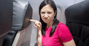 "Було надто пізно": пасажирка показала, чим займалася її сусідка на борту літака