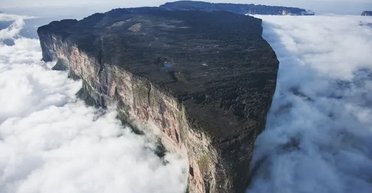 Загублений світ на Землі існує: місцеві жителі називають цю гору "домом богів" (фото)