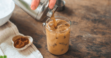 Підбадьорливий літній напій: блогерка показала, як зробити каву, в якій не тане лід (відео)