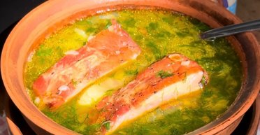 Гороховий суп із копченими реберцями: рецепт ситної та наваристої страви