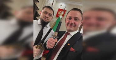 Член німецької ультраправої партії подарував віце-прем'єру Чечні кортик зі свастикою