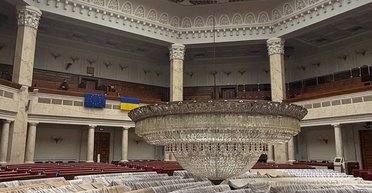 Чтоб не упала депутатам на головы: в Верховной Раде ремонтируют огромную люстру (фото)