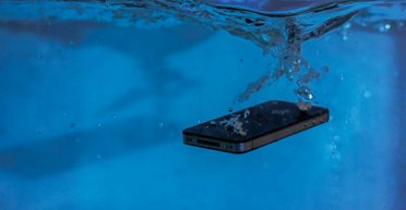 Не кладите мокрый смартфон в рис: назван самый безопасный способ высушить гаджет