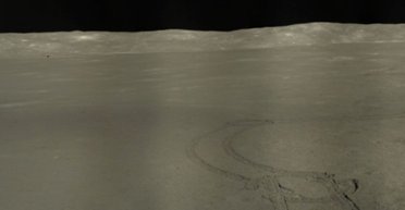 Извилистая дорога. Китайский луноход прислал новый снимок с обратной стороны Луны (фото)