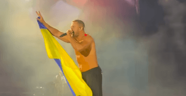 Солист Imagine Dragons выступил с флагом Украины во время концерта в Милане (видео)