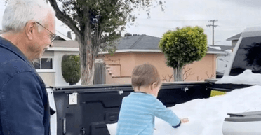 Подарунок у кузові: чоловік проїхав майже 140 км, щоб показати перший сніг правнуку (відео)