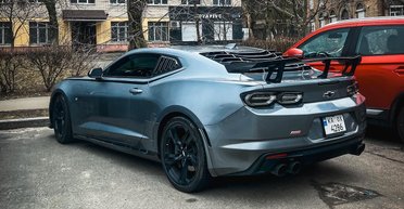 В Киеве заметили культовый американский спорткар с ярким тюнингом (фото)