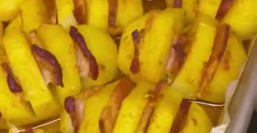 Картопля з беконом: рецепт швидкої та смачної страви в духовці