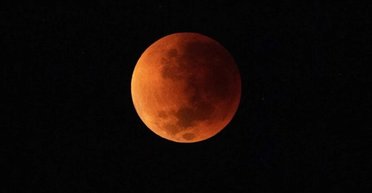 Кривавий Місяць у вересні 2025: коли буде рекордне повне місячне затемнення