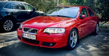 Неприметный раритет: в Киеве заметили малоизвестного конкурента BMW M3 от Volvo (фото)