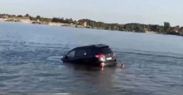 Не рассчитали: в Украине отдыхающие случайно утопили в озере кроссовер Hyundai (видео)