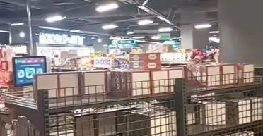 На Киевщине охранник супермаркета забил металлической палкой собаку: люди требуют огласки