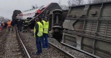 Вилазили через вікна: в РФ перекинувся поїзд з сотнями пасажирів, багато постраждалих (відео)