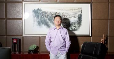 Чоловік роздав гроші людям з рідного села, коли став мільярдером: що вони для нього зробили