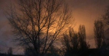 Взрывы в Саратове и Энгельсе: дроны поразили НПЗ, российские власти заявляют о разрушениях и жертвах (видео)