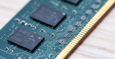 Новый удар США: ведущий производитель микросхем памяти Китая рискует попасть под санкции