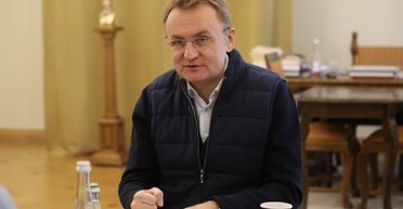 "Приседаний недостаточно": Садовый дважды упал во Львове из-за гололеда