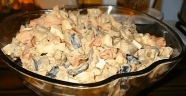 Салат із курячою печінкою, грибами, маслинами та болгарським перцем: рецепт ситної страви