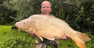 Знак із небес: чоловік упіймав величезну рибу, побачивши незвичайну хмару (фото)