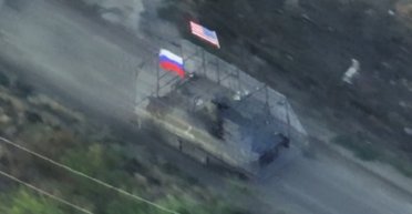 На фронте ликвидировали солдат РФ, которые с флагом США отправились на штурм, — соцсети