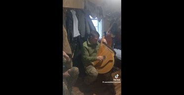 "Фантастика": боец ВСУ взорвал сеть, исполнив хит группы Metallica на бандуре (видео)