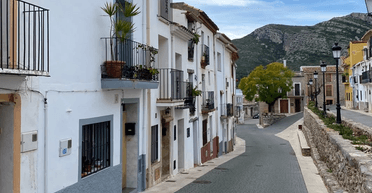 Переселенка купила трехэтажный дом в Испании за 13 тысяч евро (фото)