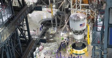 Трамп намагається забрати ракету для польоту людей на Місяць: NASA все ж її збирає (фото)