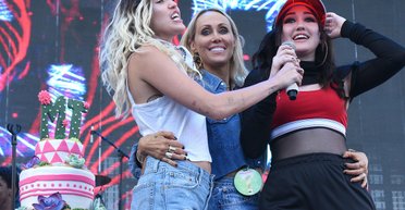 Скандал в семье Майли Сайрус: мать певицы "увела" парня у своей дочери