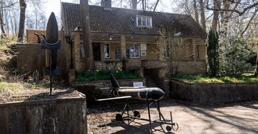 Життя під землею: пенсіонер охороняє вхід до "найсекретнішого бункера" (фото)