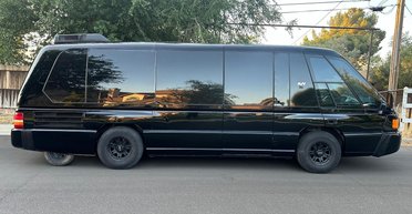 С дверьми как у Lamborghini: на аукцион выставили необычный автобус Канье Уэста (фото)