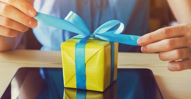 Налоги на подарки: юристы объяснили, сколько должны заплатить украинцы в 2025 году