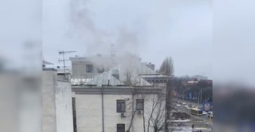 Могли что-то кинуть в камин: в Киеве из здания посольства РФ шли клубы дыма (видео)